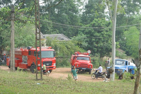 Lực lượng chữa cháy lấy nước ở gần ngay nhà máy Z121 .